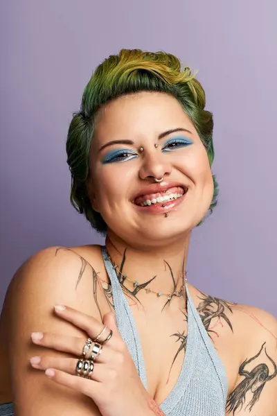 Eine junge Frau strahlt mit ihrer lebendigen Frisur und ihrem kühnen Make-up Zuversicht und Freude aus. — Stockfoto