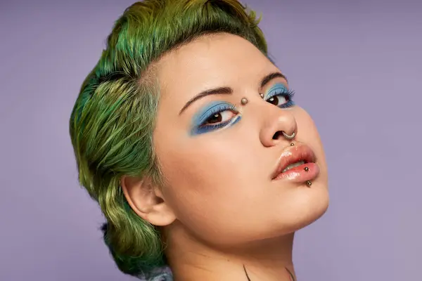 A young beautiful woman displays her vibrant personality through bold makeup and trendy styles. — Stock Photo