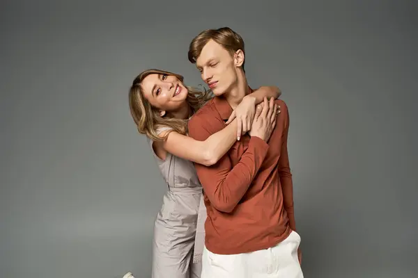 Spring outfits highlight the young couple stylish bond in a contemporary studio atmosphere. — Stock Photo