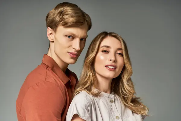 A young couple poses together in spring attire, exuding confidence and style in a vibrant studio. — Stock Photo