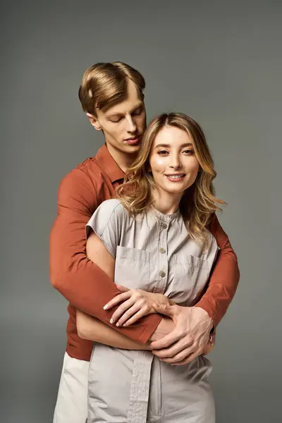 A young couple poses in stylish spring outfits in a minimalistic studio. — Stock Photo