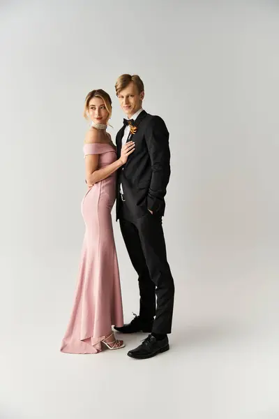Um jovem casal está comemorando alegremente seu casamento de primavera, mostrando elegância e amor. — Fotografia de Stock