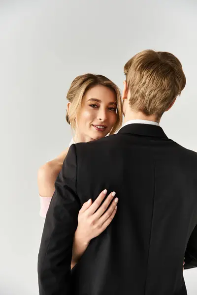 A joyful young couple embraces during their spring wedding, radiating love and happiness. — Stock Photo