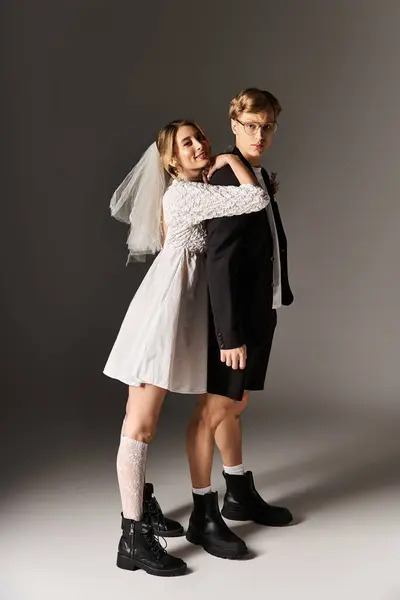 A joyful couple poses for their spring wedding, showcasing a blend of tradition and modern flair. — Stock Photo