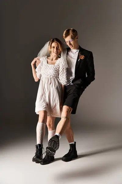 Um casal alegre abraça seu amor em uma escolha de roupa de casamento criativo, irradiando felicidade. — Fotografia de Stock