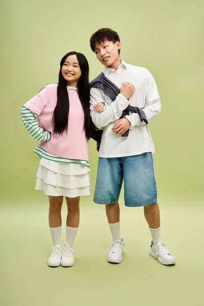 Couple en tenue tendance partage un moment joyeux plein de rire et d'amour. — Photo de stock