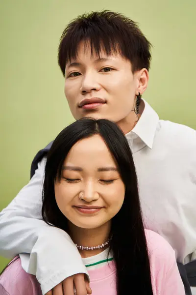 A fashionable couple embraces their connection, radiating love and joy in a striking environment. — Stock Photo