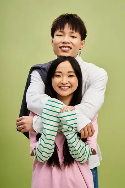 Stylish duo shares a warm embrace while showcasing their fashionable outfits with smiles. — Stock Photo