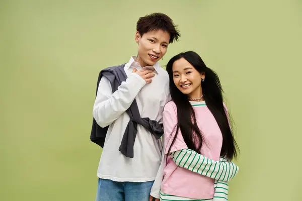 A lovely couple displays their fashion sense while enjoying a sunny day outdoors, smiling brightly. — Stock Photo