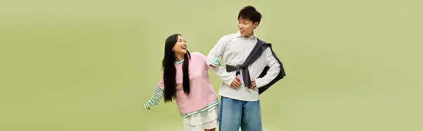 A couple playfully enjoys each others company, radiating love and style. — Stock Photo