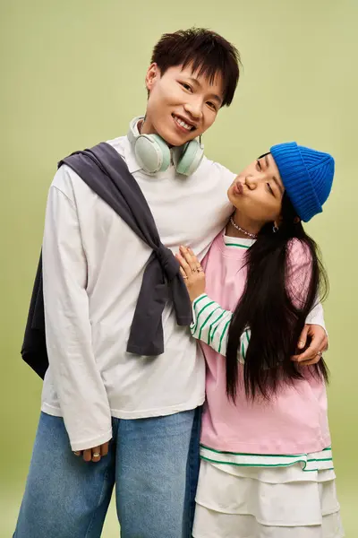 A happy couple flaunts their stylish outfits, showing love in a lively urban setting. — Stock Photo