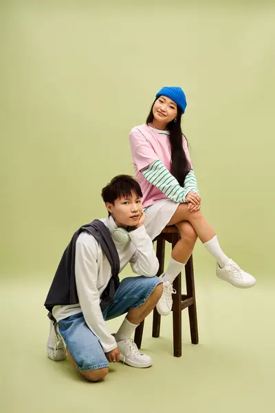 A fashionable couple shares a joyful moment while posing together in a lively atmosphere. — Stock Photo