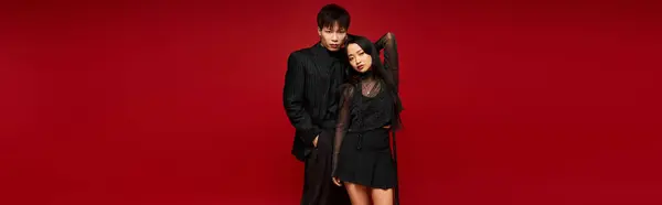 A stylish couple radiates confidence and romance as they pose together. — Stock Photo