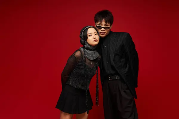 A stylish couple shows their love through fashion, creating an enchanting atmosphere. — Stock Photo