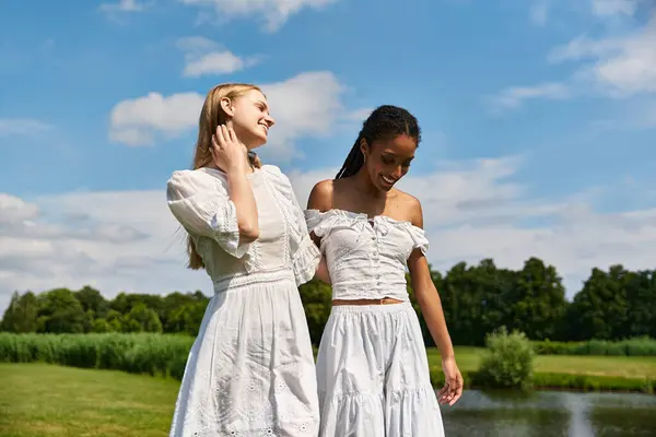 Two young women express their love and happiness while enjoying a beautiful day outdoors together. — Stock Photo