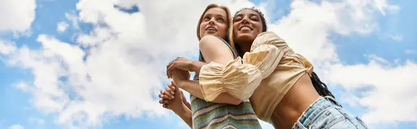 Two joyful women embrace outdoors, sharing love and happiness with bright smiles. — Stock Photo