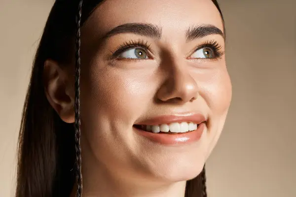 Young woman with a sun tan smiles confidently, embracing the essence of summer and warmth. — Stock Photo