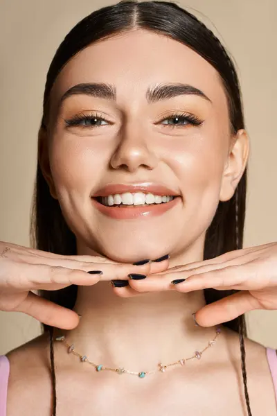 A beautiful young woman displays her sun tan while smiling warmly, embodying summer fun. — Stock Photo