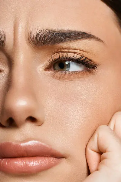 A close up of a beautiful young woman relaxes, showcasing a glowing sun tan on a sunny summer day. — Stock Photo