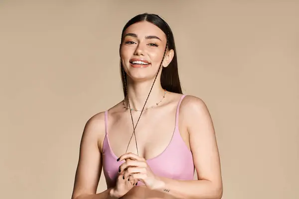 Bright summer vibes radiate from a beautiful woman, embracing her sun-kissed skin while smiling. — Stock Photo