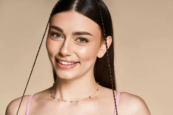 Una giovane donna abbraccia l'estate, ostentando la sua pelle baciata dal sole, il sorriso radioso e gli accessori chic. — Foto stock