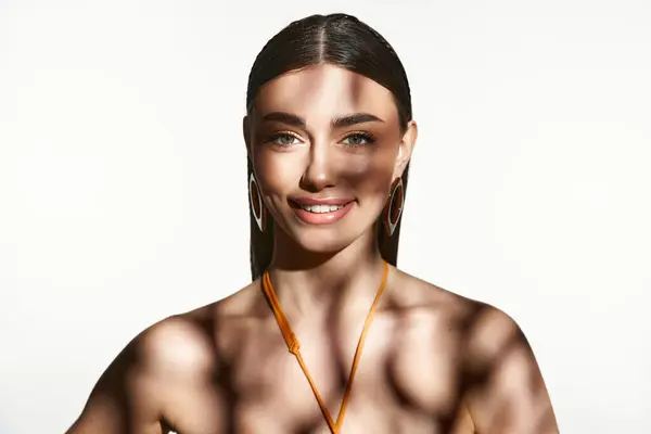 Uma jovem mulher desfrutando do sol de verão, mostrando seu sol bronzeado e sorriso sereno. — Fotografia de Stock