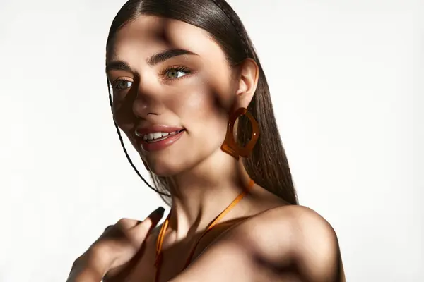 A pretty young woman showcases her sun tan, exuding confidence under summer sunlight. — Stock Photo