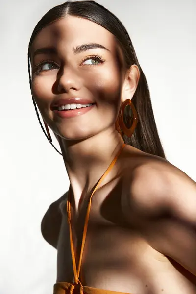 Una giovane donna allegra si crogiola alla luce del sole, mostrando il suo bel sole abbronzatura e stile estivo. — Foto stock