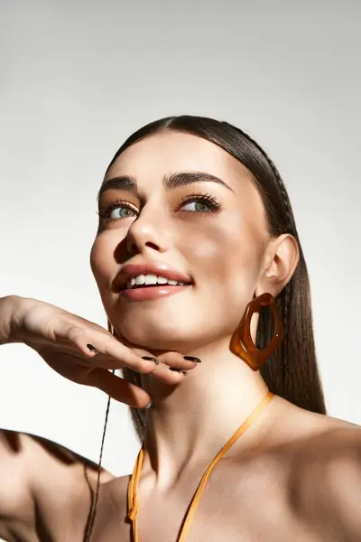 A young woman with a sun-kissed glow showcases summer elegance and beauty. — Stock Photo