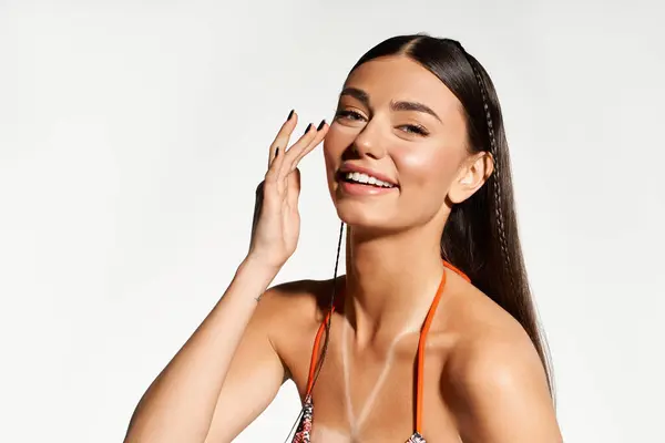 Young woman with sun tan applies sunscreen while embracing the joy of summer days. — Stock Photo