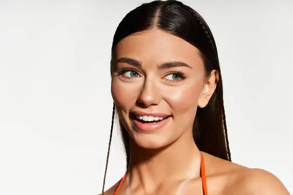A young woman enjoys the sunshine, showcasing her radiant tan and summer vibes. — Stock Photo