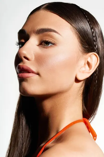 Bright summer vibes radiate as a young woman flaunts her beautiful tan and confident expression. — Stock Photo