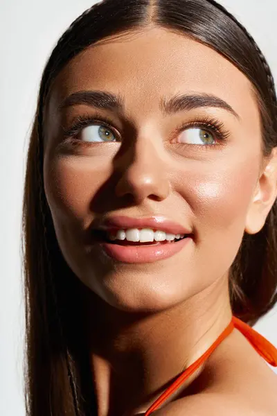 A young woman with sun-kissed skin smiles brightly, embracing the warmth of summer days ahead. — Stock Photo