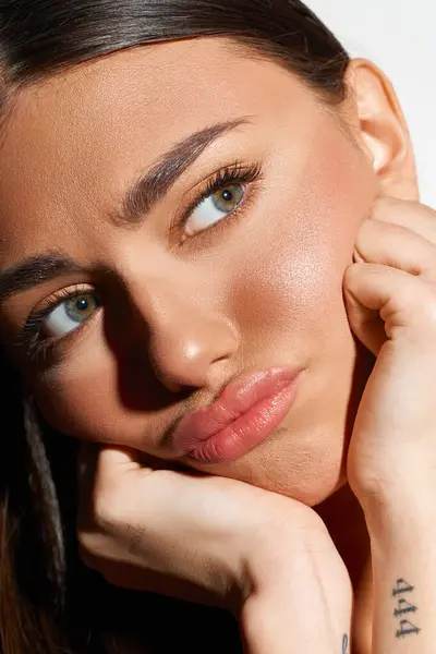 A young woman highlights her sun-kissed skin while playfully posing, radiating summer vibes. — Stock Photo