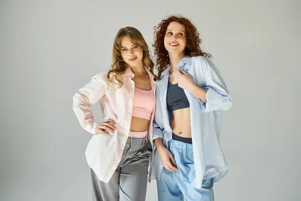 Zwei junge Frauen teilen einen innigen Moment, strahlen Glück und Liebe aus, während sie gemeinsam posieren. — Stockfoto