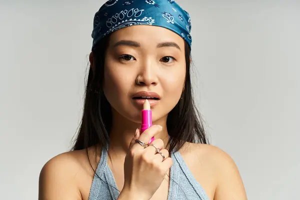 Vibrant lip color highlights the beauty and confidence of a young woman in a creative setting. — Stock Photo