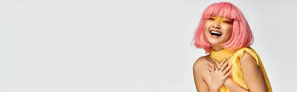 Mujer joven radiante con el pelo rosa sonríe brillantemente mientras muestra su personalidad juguetona. - foto de stock