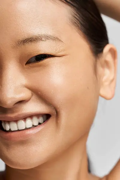 Young Asian woman displays a bright smile, showcasing her natural beauty and joyful spirit. — Stock Photo