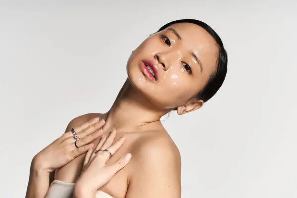 A beautiful young Asian woman exudes charm with her radiant confidence and grace. — Stock Photo