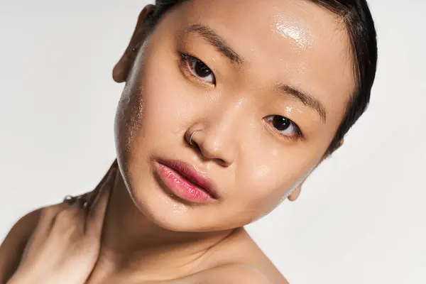 A graceful young Asian woman with glowing skin showcases her effortless charm. — Stock Photo