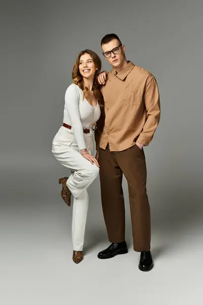 Una joven pareja encarna el amor y la alegría en su elegante atuendo dentro de un entorno encantador. - foto de stock