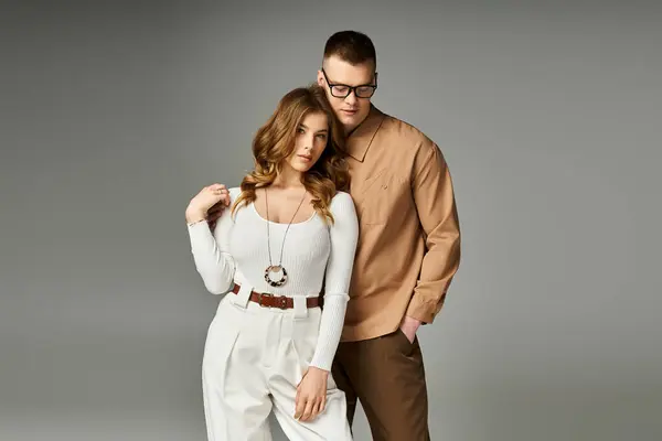 Una joven pareja muestra su elegante amor en medio de la belleza moderna y el romance. - foto de stock