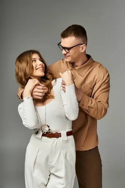 Um lindo casal compartilha um momento terno e amoroso em um ambiente íntimo. — Fotografia de Stock