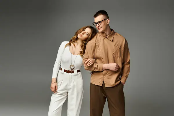 La encantadora pareja irradia alegría y elegancia, capturando un momento perfecto juntos. - foto de stock