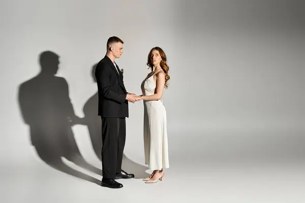 Una pareja encantadora intercambia votos con amor y elegancia en un entorno moderno. - foto de stock