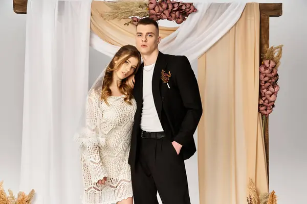 A beautiful bride and groom embody love and elegance while posing together in a stunning setting. — Stock Photo