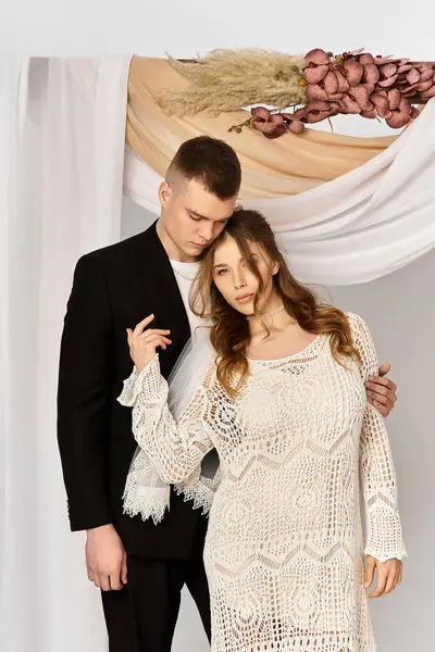 A beautiful bride and groom showcase their love in an elegant, stunning wedding setting. — Stock Photo