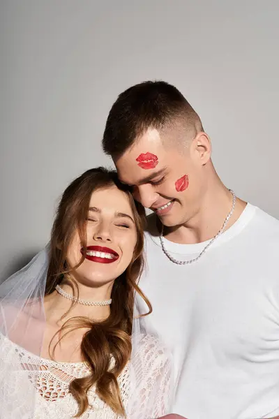 A happy couple shares sweet moments of laughter and love, exchanging cheek kisses. — Stock Photo
