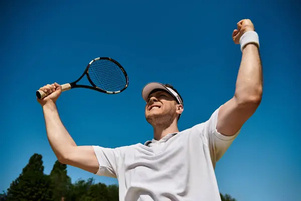 A skilled player celebrates a successful shot on a beautiful sunny day at the tennis court. — Stock Photo