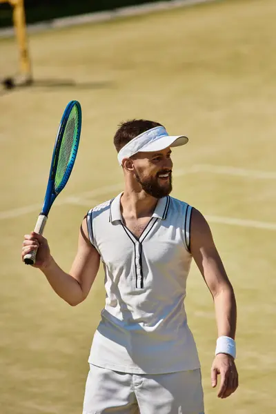 Jugador en ropa deportiva blanca disfruta de un partido bajo el sol de verano en la cancha de tenis. - foto de stock